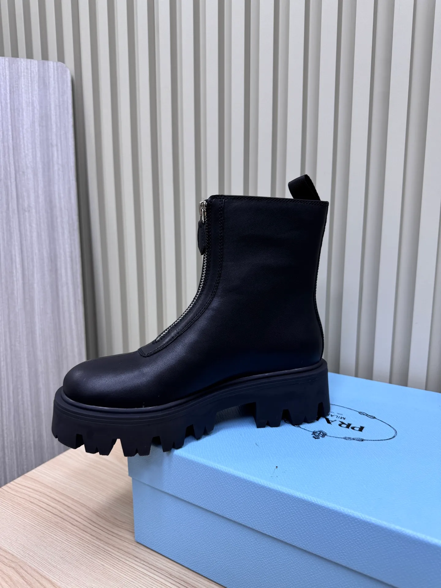 👟👟Ex-factory price 680👟👟 Prada / Prada couple's Martin boots are here, comfortable and elegant to wear. The original molded outsole of the counter is 1:1 replica. It is made of non-slip and wear-resistant imported TPU tin mold vacuum outsole. Tank-shaped thick sole. Fabric: imported anti-explosion cowhide. Lining: imported mixed sheepskin lining. Sheepskin foot pads. Outsole: tin molded beef tendon sole. Code number: 35-41 (42 customized)